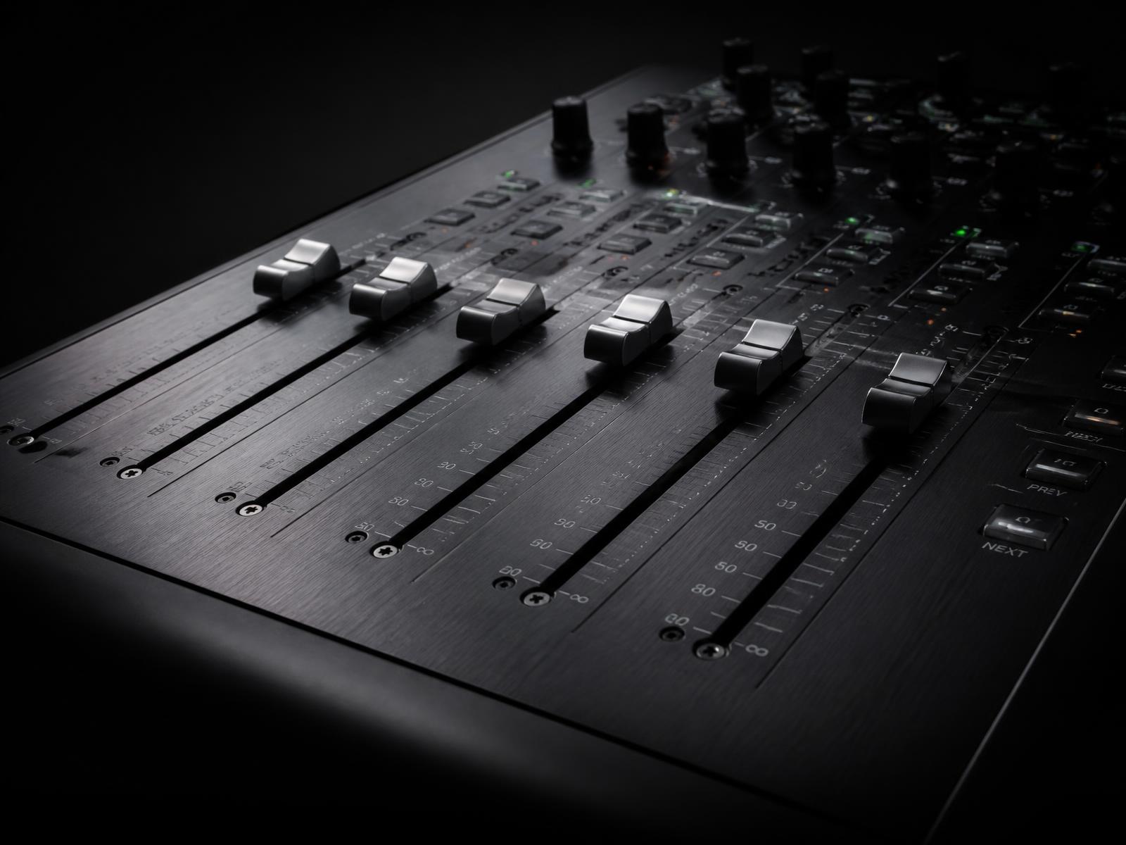 Console de mixagem de áudio profissional em detalhe